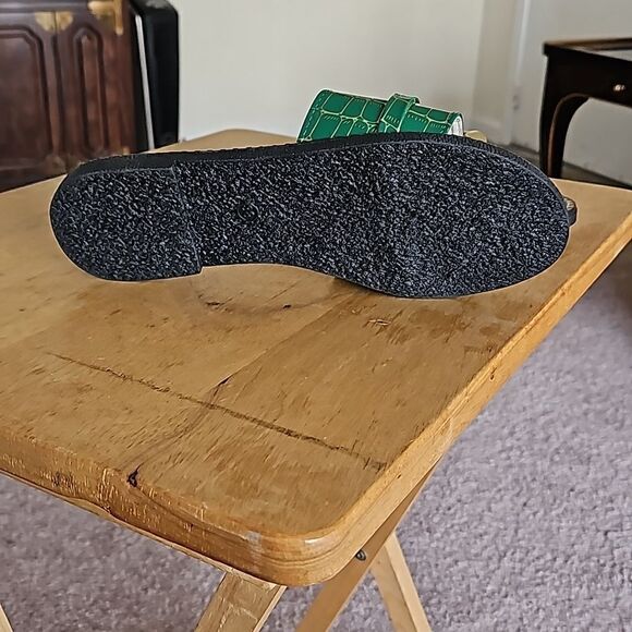 NWOT Emerald green flat outdoor slippers with gold metal chain - Picture 4 of 7